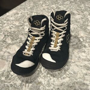 Rudis wrestling by shoes, youth size 4